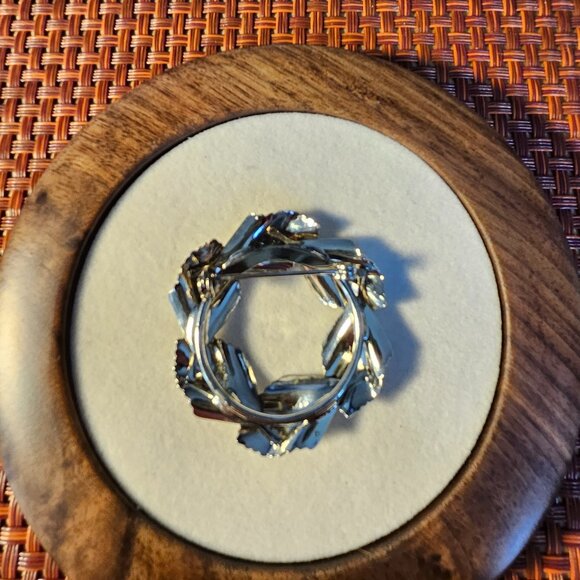Vintage Textured Leave Wreath Brooch - Picture 3 of 4